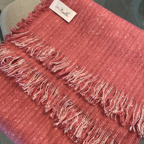 NWOT scarf/shawl extra large and super soft - Picture 6 of 8